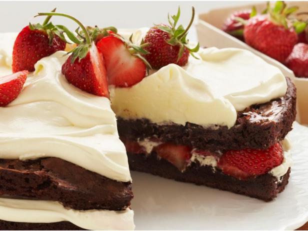 Wie man Erdbeer-Brownie-Shortcake zubereitet