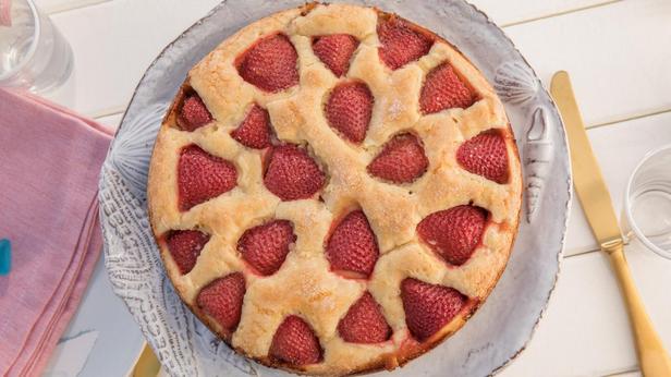 Wie man einen sommerlichen Erdbeerkuchen zubereitet