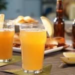 Biercocktail mit süßem Tee und Limonade