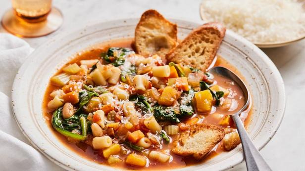 Rezept für Winter-Minestrone mit Knoblauch-Bruschetta