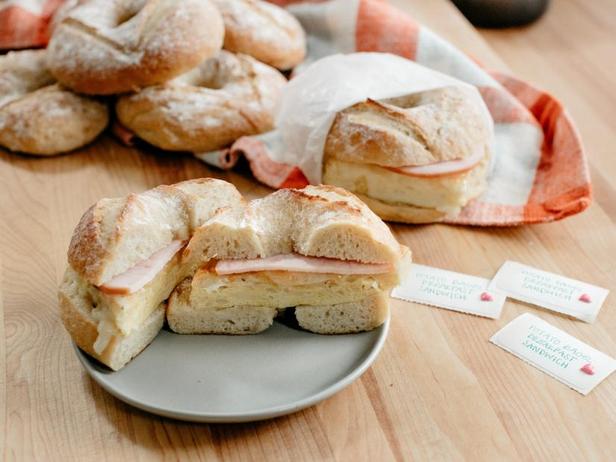 So bereiten Sie Kartoffel-Bagel-Frühstückssandwiches zu