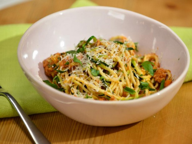 بولونيز مع الديك الرومي ونودلز الخضار