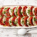Caprese-Salat mit sonnengetrockneten Tomaten
