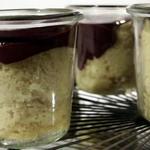 Gelber Biskuitkuchen mit Schokoladenganache im Glas
