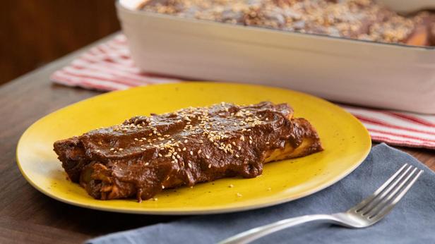Wie man Hühnchen-Enchiladas in Mole Coloradito-Sauce zubereitet