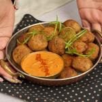 Knuspriges Akara mit geräucherter Sesamsauce