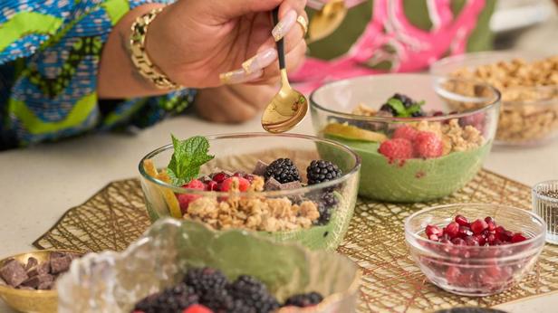 So bereiten Sie eine Smoothie-Bowl mit Früchten der ersten Ernte zu