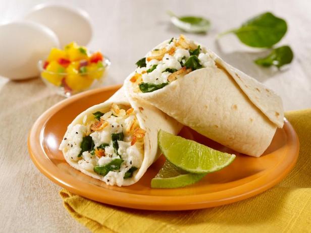 So bereiten Sie einen vegetarischen Frühstücks-Burrito zu