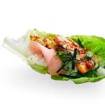 Teriyaki-Lachs in Salatblättern
