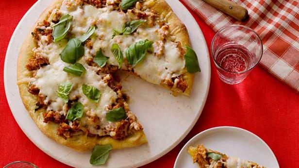 Wie man Hähnchen-Parmesan-Pizza zubereitet