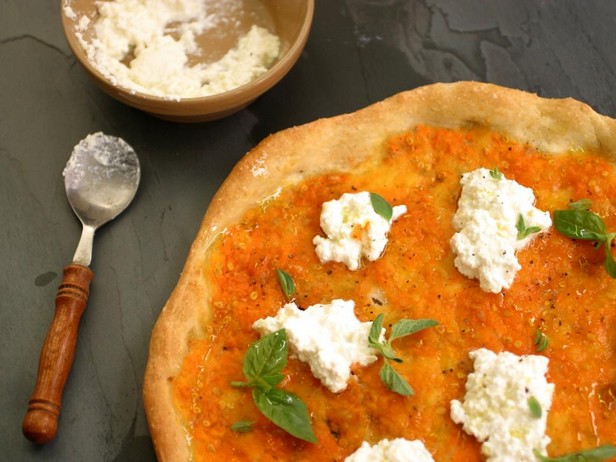 Pizza mit Ricotta und Tomaten