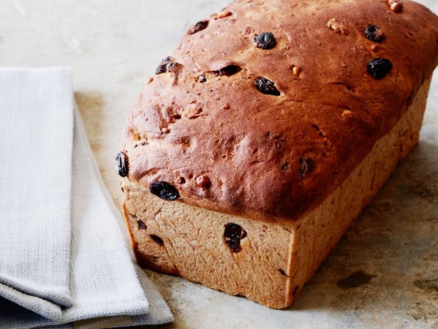 Hausgemachtes süßes Brot mit Rosinen und Zimt