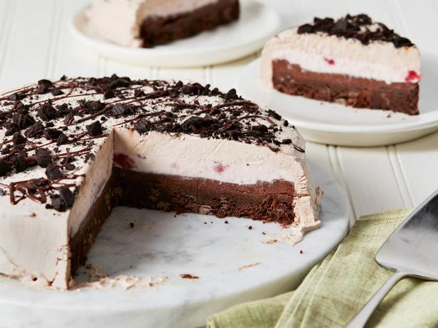 Come preparare - Torta gelato alla fragola con brownie e ganache al cioccolato