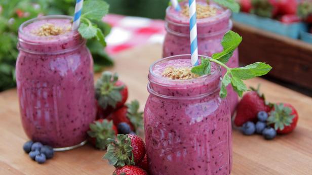 Come preparare un frullato di fragole e mirtilli