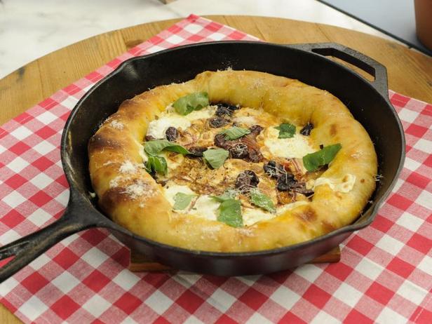 Wie man gefüllte Pizza in der Pfanne zubereitet