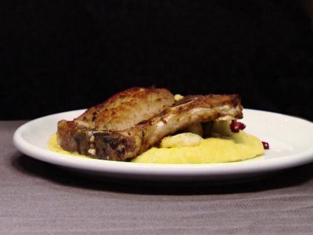 Zubereitung - Gefüllte Schweinekoteletts mit geröstetem Gemüse und weicher Polenta