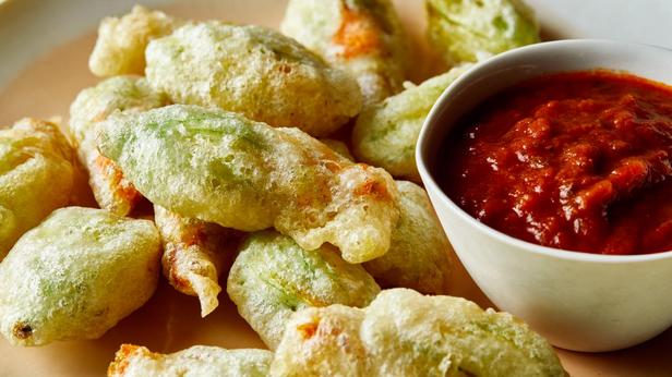 Rezept für frittierte Zucchiniblüten, gefüllt mit Käse