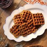 Mit Brot gefüllte Waffeln mit Trauben-Cranberry-Sirup