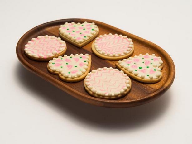 Wie man herzförmige Zuckerkekse backt