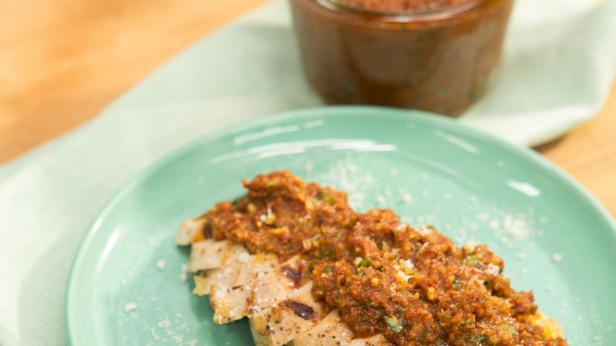 Wie man Pesto aus sonnengetrockneten Tomaten und Walnüssen zubereitet