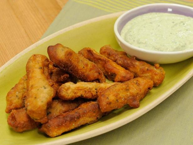 Wie man in Bierteig gebackene Auberginen mit Tzatziki-Sauce zubereitet