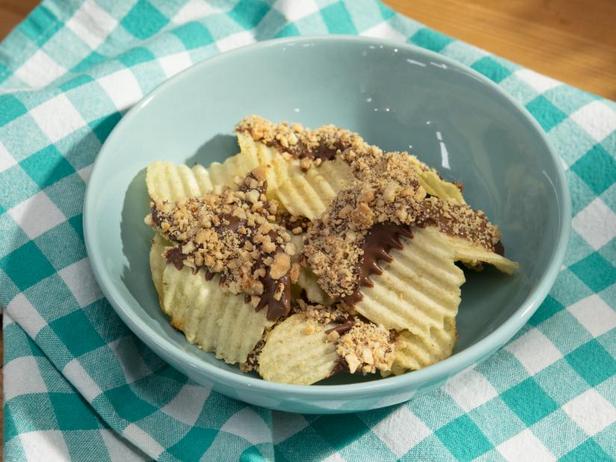 Wie man mit Schokolade überzogene Kartoffelchips mit Nüssen zubereitet