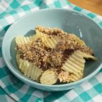 Schokoladenüberzogene Kartoffelchips mit Nüssen