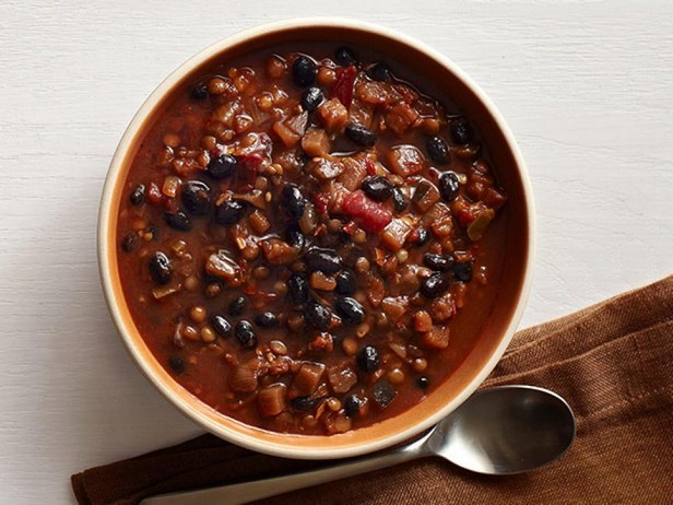 Chili mit schwarzen Bohnen, Linsen und Auberginen