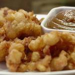 Apfelkrapfen und Erdnussbutter-Karamellsauce