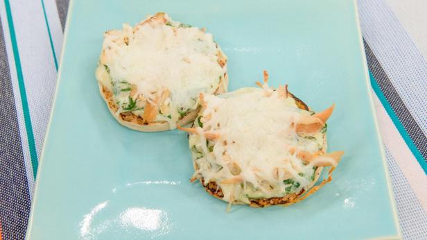 Zubereitung - Mini-Spinat-Alfredo-Pizzen auf englischen Muffins