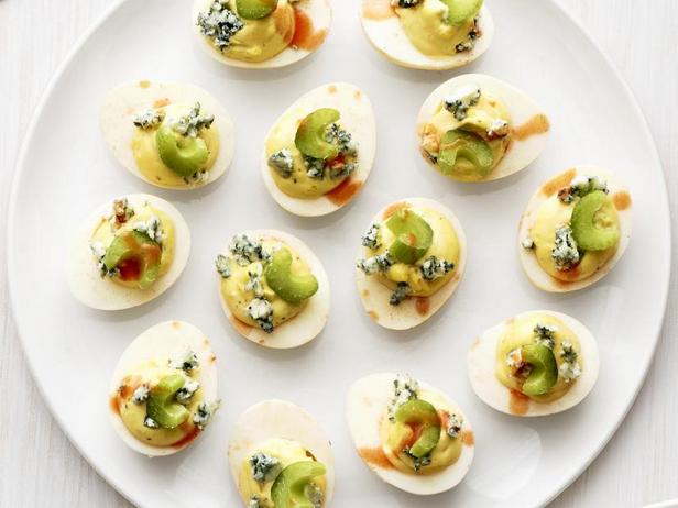 Come preparare le uova ripiene con formaggio erborinato