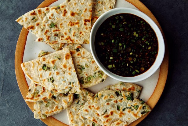 خبز مسطح مع صلصة غمس بالبصل الأخضر والزنجبيل