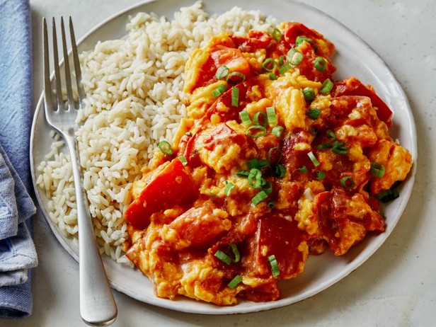 بيض مخفوق مع طماطم وأرز