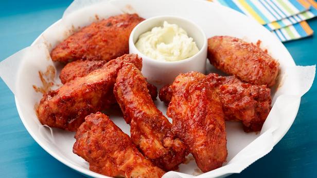 So bereiten Sie BBQ-Hähnchenflügel in Blauschimmelkäsebutter zu