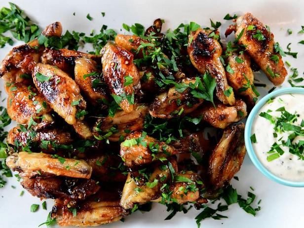 So bereiten Sie knusprige Chicken Wings in würziger Honigsauce zu