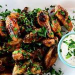 Knusprige Hähnchenflügel in einer würzigen Honigsauce