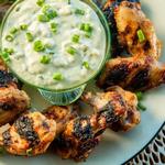 Gegrillte Hähnchenflügel mit Honig-Bourbon-Glasur und Roquefort-Dip