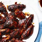 أجنحة دجاج مشوية مع طبق تشيلي
