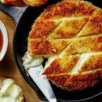 جبنة بري مخبوزة ومغطاة بالبقسماط