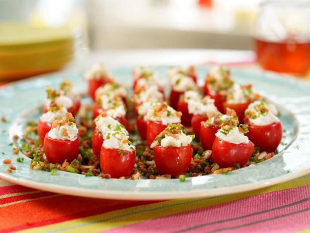 Wie man gefüllte Tomaten mit Blauschimmelkäse zubereitet