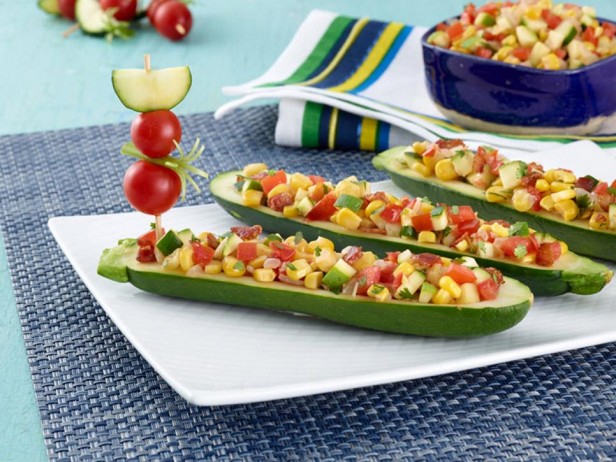 Zucchini-Boote mit Mais