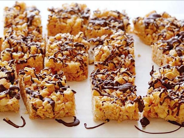 Knusprige Reisriegel mit Erdnussbutter