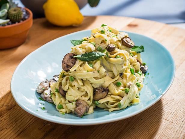 So bereiten Sie einfache Alfredo-Pasta mit Champignons und grünen Erbsen zu