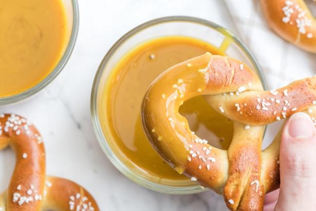 Wie man Honig-Senf-Brezel-Dip zubereitet
