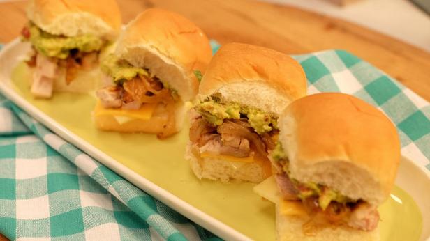 So bereiten Sie gegrillte Hähnchen-Slider-Sandwiches mit Avocado-Speck-Aufstrich zu