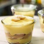 Ein wunderbares Dessert mit Bananen im Glas