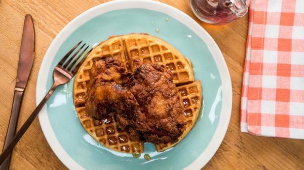 Come preparare i waffle di pollo piccante fritti