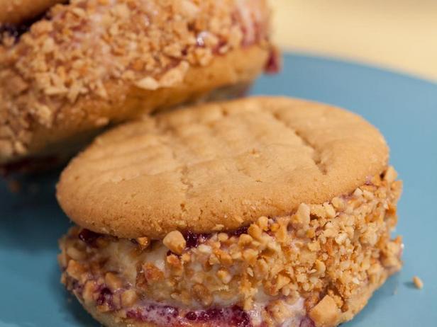 So macht man schnelle Erdnussbutter- und Marmeladeneis-Sandwich-Kekse