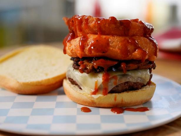 Wie man geräucherte Burger mit Zwiebelringen zubereitet