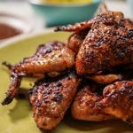 Gegrillte Hähnchenflügel in Senf-Barbecue-Sauce